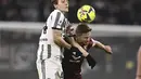 Gelandang Torino, Karol Linetty berebut bola dengan gelandang Juventus Nicola Fagioli pada pekan ke-24 Liga Italia di Stadion Allianz, Rabu (1/3/2023) dini hari WIB. Berkat hasil ini, Juventus berhak menempati peringkat ketujuh klasemen Liga Italia dengan koleksi 35 poin dari 24 laga. (Fabio Ferrari/LaPresse via AP)