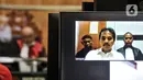 Layar menampilkan terdakwa Roy Suryo saat sidang perdana kasus meme stupa Candi Borobudur di Pengadilan Negeri Jakarta Barat, Rabu (12/10/2022). Sidang pembacaan dakwaan atas kasus meme stupa Candi Borobudur mirip Presiden Joko Widodo atau Jokowi tersebut dihadiri oleh terdakwa Roy Suryo secara virtual. (merdeka.com/Iqbal S. Nugroho)