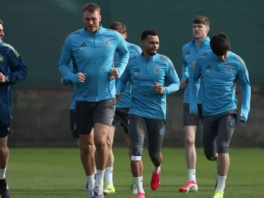 Bek Newcastle United asal Inggris, Dan Burn (tengah), saat mengikuti sesi latihan tim di pusat pelatihan Darsley Park di Newcastle upon Tyne, pada Senin 9 Maret 2026. St James' Park akan kembali menjadi saksi duel akbar saat Newcastle United menjamu raksasa Spanyol, Barcelona, dalam leg pertama babak 16 besar Liga Champions 2025/2026. (SCOTT HEPPELL/AFP)