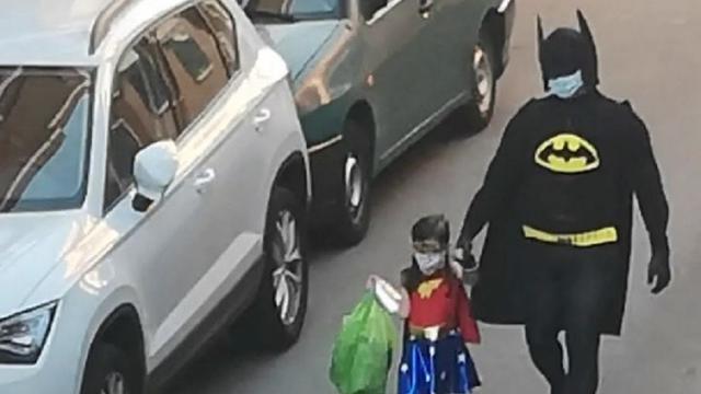 Parade Kostum Ayah dan Anak Spanyol Saat Buang Sampah di Masa ...