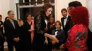Kate Middleton menyapa tamu pada sebuah acara amal di Kensington Palace, London, Selasa (7/11). Meski kerap memakai baju koleksi lamanya, Kate selalu punya cara untuk membuat penampilannya terlihat lebih fresh dan berbeda. (AP/Frank Augstein, pool)