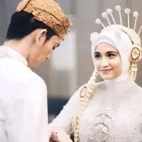 Faye Nicole menjelma menjadi pengantin Jawa saat dinikahi sang kekasih, Juno. [@fayenicolee]