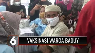 Sejumlah warga Suku Adat Baduy antusias mengikuti kegiatan vaksinasi di Terminal Ciboleger, Banten. Kegiatan vaksinasi warga Baduy disaksikan langsung oleh Menteri Kesehatan, Budi Gunadi Sadikin.