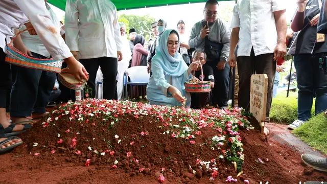 Rieke Diah Pitaloka di Pemakaman Mat Solar. [Budy Santoso]