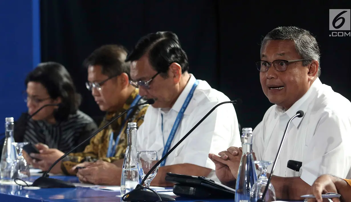 Gubernur BI Perry Warjiyo (kanan) saat memberi keterangan terkait pertemuan tahunan IMF-Bank Dunia di Bali, Senin (8/10). Pertemuan tahunan IMF-Bank Dunia digelar pada tanggal 8 hingga 14 Oktober 2018. (Liputan6.com/Angga Yuniar)