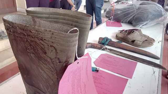 Beberapa barang bukti yang berhasil diamankan petugas dari lokasi pembunuhan Iyah di Banjarwangi, Garut, Jawa Barat