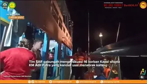 Tim SAR Evakuasi 14 Wisman Penumpang Kapal Wisata yang Tenggelam di Kawasan Taman Nasional Komodo.&nbsp; (dok.Instagram @sar_nasional/https://www.instagram.com/p/DJqGlc2TKYU/Henry)