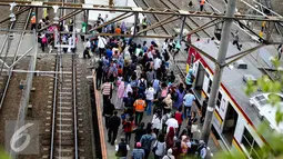 Suasana saat pulang kerja di Stasiun Tanah Abang, Jakarta, Senin (11/7). Stasiun Tanah Abang mulai terlihat ramai usai libur lebaran. (Liputan6.com/Faizal Fanani)
