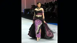 Seorang model memeragakan kebaya dengan dominan warna ungu di Indonesia Fashion Week 2015 di JCC, Minggu (1/3/2015). Fransisca Darmawan berhasil mengemas busana tradisinal menjadi kebaya modern (Liputan6.com/Panji Diksana)