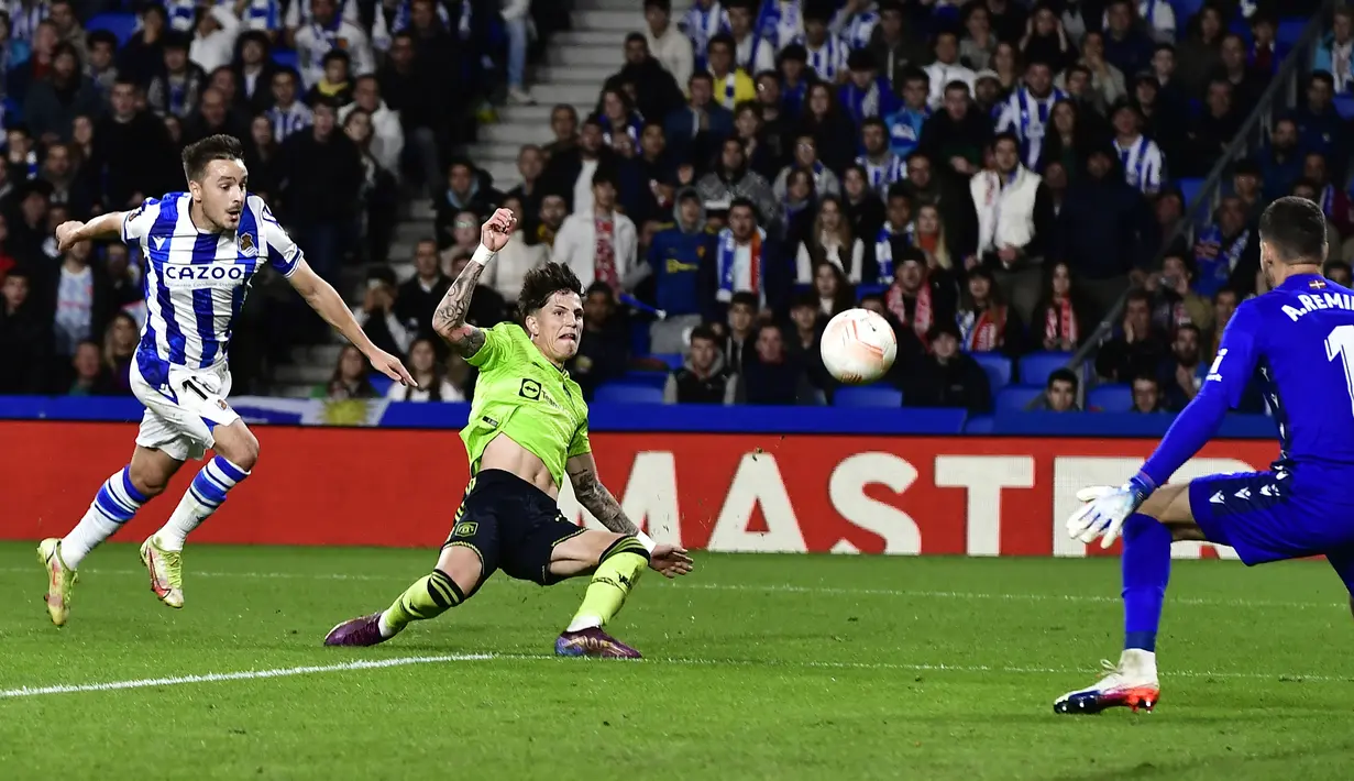 United perlahan mampu menguasai bola dan memberikan ancaman. Setan Merah pun sukses membuka keunggulan pada menit ke-17 lewat tembakan Garnacho setelah sebelumnya menerima assist Cristiano Ronaldo. (AP Photo/Alvaro Barrientos)