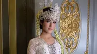 Tasya Farasya tampak cantik dengan dandanan ala pengantin khas Sunda, disebutnya mirip dengan Raisa. (Instagram/@renzilazuardi)