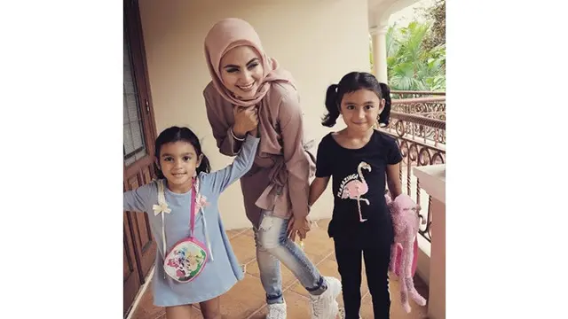 5 Gaya Asha Shara Saat Bareng Anak, Mesra dan Kompak