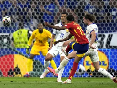 Penyerang Spanyol Lamine Yamal mencetak gol pertama timnya ke gawang Prancis dalam laga semifinal Euro 2024 yang digelar di Allianz Arena, Munich, Rabu dini hari WIB, 10 Juli 2024. (AP Photo/Matthias Schrader)