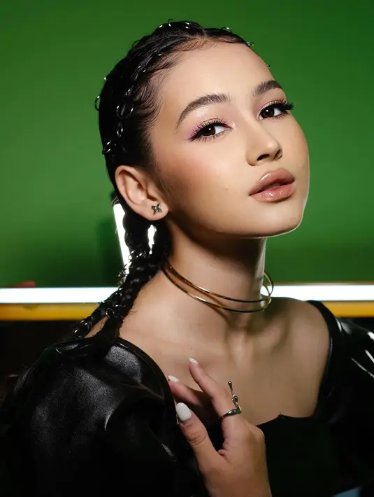 Rambutnya ditata kepang dengan hiasan ring di seluruh permukaan. [IG @itsfrankywu]