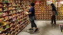Pengunjung memilih mi instan di salah satu store KKV, Central Park Mall, Jakarta, Jumat (8/1/2020). Store yang sengaja didesain instagrammable ini menawarkan ratusan merek mi instan dari dalam maupun luar negeri, seperti Singapura, Thailand, Korea Selatan, dan Jepang. (Liputan6.com/Johan Tallo)
