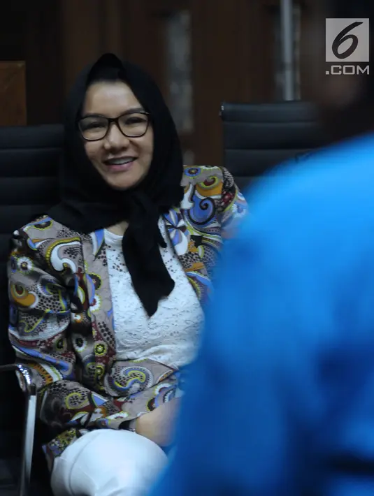 Terdakwa gratifikasi pemberian izin lokasi perkebunan kelapa sawit, Rita Widyasari tersenyum saat menyimak keterangan saksi pada sidang di Pengadilan Tipikor, Jakarta, Rabu (23/5). Sidang mendengar keterangan saksi. (Liputan6.com/Helmi Fithriansyah)