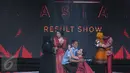 Lesti, Danang dan Shiha Zikir didampingi orangtua masing-masing saling berpelukan usai pengumuman pemenang dalam Grand Final D'Academy Asia 2015 Result Show di Studio 5 Indosiar, Jakarta, Selasa (29/12). (Liputan6.com/Herman Zakharia)