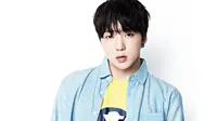 Kang Seung Yoon Winner merupakan cowok yang sangat sayang dengan ibunya. Ia lahir pada 21 Januari 1994. (Foto: allkpop.com)