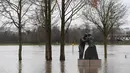 Patung yang terendam banjir setelah sungai Rhine meluap di Kehl di perbatasan Prancis-Jerman (23/1). Sungai Rhine mengancam akan meluap ke Seine dan memaksa pihak berwenang Paris untuk menghentikan layanan kereta. (AFP Photo/Frederick Florin)