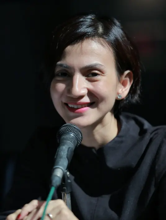 "Saya sebagai pelaku sejarah (Tragedi Semanggi), Waktu jam 6 (12 Mei 1998), penembakan terjadi di depan mata saya. Darah berceceran, peluru nempel di kepala," jelas salah satu pemain film 'Cahaya Dari Timur' tersebut. (Adrian Putra/Bintang.com)