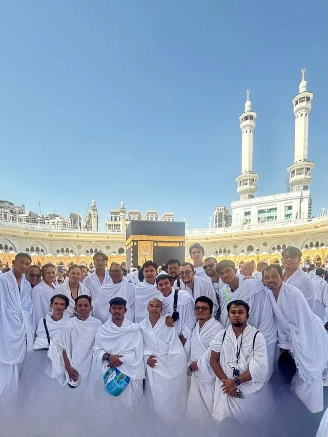 Beberapa pemain Timnas Indonesia menjalani ibadah umrah di Mekkah, Arab Saudi, pada Jumat (3/10/2025).
