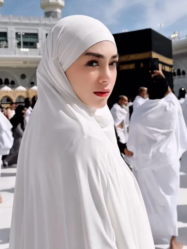 Tampilan Enzy Storia dan Celine Evangelista saat Umrah di bulan Ramadan