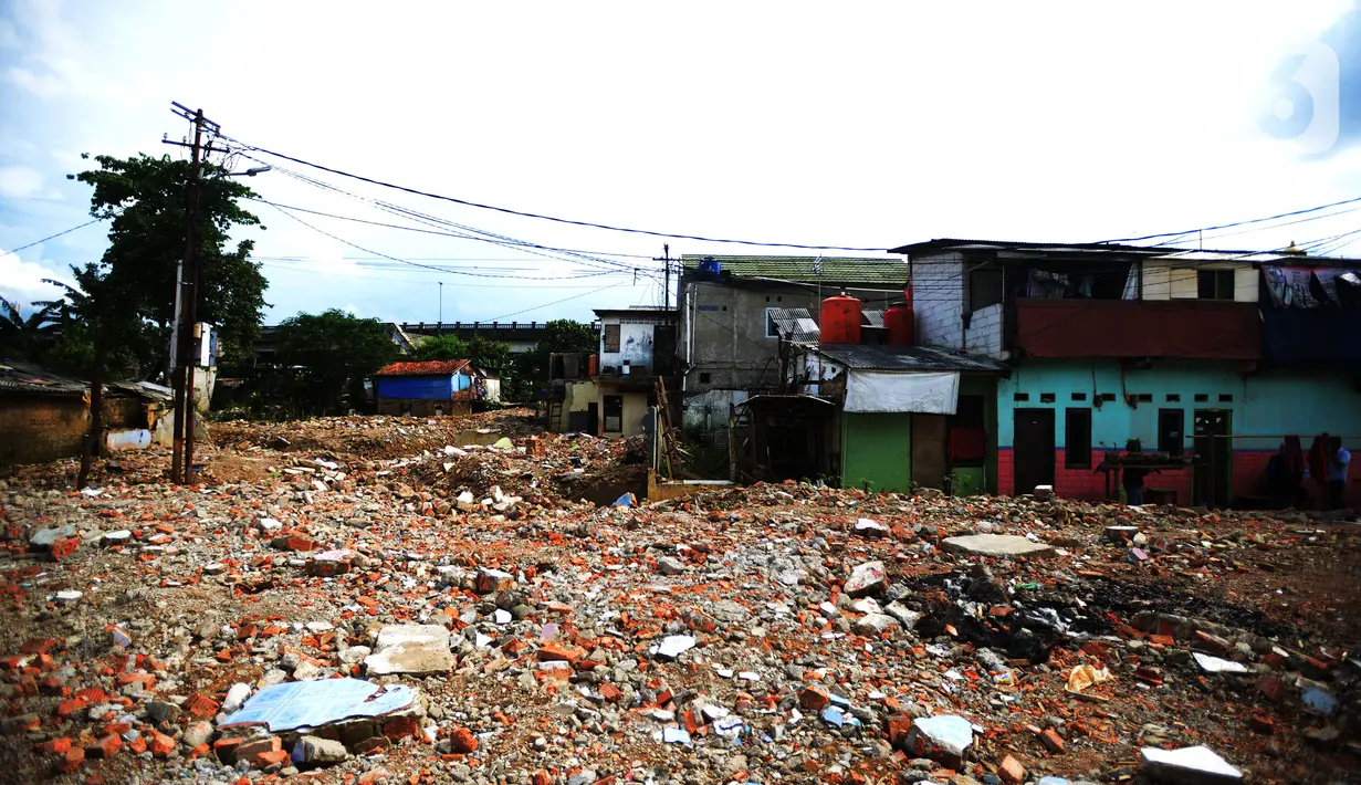 Suasana bongkaran rumah yang terdampak normalisasi sungai Ciliwung  Rawajati, Jakarta, Rabu (16/11/2022). Pemprov DKI Jakarta kembali melanjutkan normalisasi kali Ciliwung Kelurahan Rawajati menjadi prioritas penanganan banjir pada 2023.  Dengan luas lahan yang dibebaskan sebesar 4.780 meter persegi dengan jumlah 22 kk. (merdeka.com/Imam Buhori)