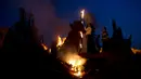 Anak-anak Yahudi Ultra Ortodoks berdiri di dekat api unggun saat perayaan hari Lag Ba'Omer di Bnei Brak, Israel (2/5). Lag Ba'Omer juga menjadi peringatan masa berduka ketika Rabbi Shimon Bar Yochai meninggal 1900 tahun lalu. (AP Photo / Oded Balilty)