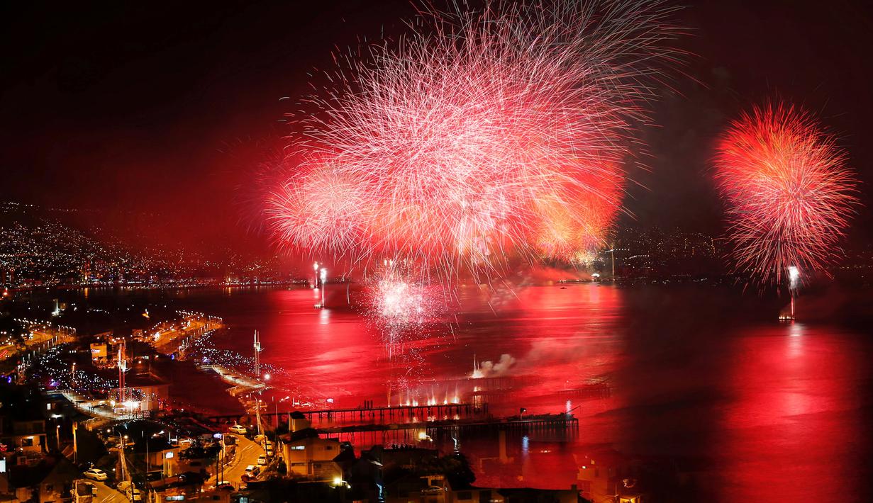 Kembang api meledak di atas langit pada malam pergantian tahun di kota pesisir Valparaiso, Chile, Minggu (1/1). Sebagian besar negara merayakan datangnya tahun baru 2017 dengan pesta kembang api. (REUTERS/Rodrigo Garrido)
