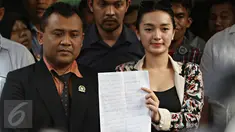 Pedangdut Zaskia Gotik menunjukkan isi suratnya untuk Presiden Jokowi usai menjalani pemeriksaan di Polda Metro Jaya, Jakarta, Rabu (30/3).  Zaskia memilih berkirim surat kepada Jokowi untuk menyampaikan permintaan maaf. (Liputan6.com/Immanuel Antonius)