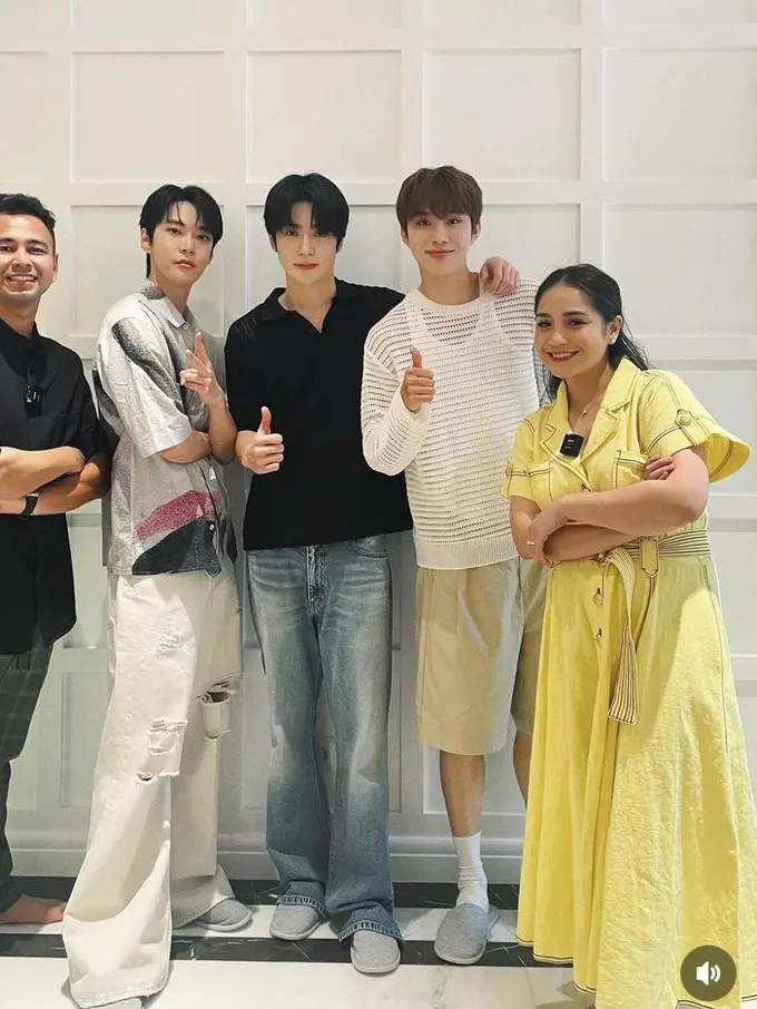 Penampilan Nagita Slavina saat menyambut tamu Doyoung, Jaehyun, dan Jungwoo NCT
