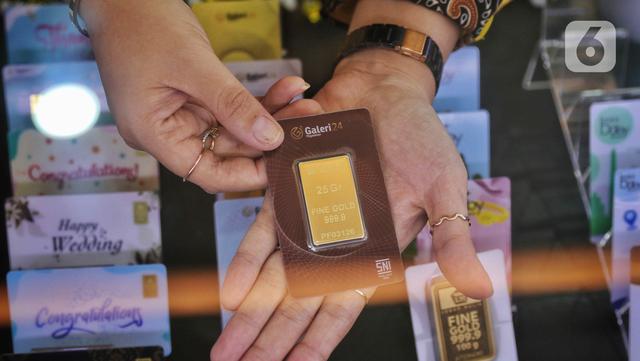 Pegawai menunjukkan emas batangan di Galeri 24, Jakarta, Selasa (13/9/2022). Harga jual kembali (buyback) emas Antam ikut naik Rp 3.000, dibanderol Rp 823.000 per gram. (Liputan6.com/Angga Yuniar)