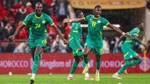 Gelandang Senegal #26, Pape Gueye (kiri), dan rekan-rekan setimnya merayakan kemenangan mereka di akhir pertandingan final Piala Afrika (CAN) 2025 antara Senegal dan Maroko di Stadion Pangeran Moulay Abdellah di Rabat, Senin (19-1-2026) dini hari WIB. (FRANCK FIFE/AFP)