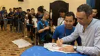 Youri Djorkaeff memberikan tandatangan kepada Interisti pada acara Meet and Greet Inter Legend di Bali, Jumat (28/8/2015) Acara ini merupakan rangkaian Gathering Nasional Inter Club Indonesia ke-IV. (Bola.com/Vitalis Yogi Trisna)