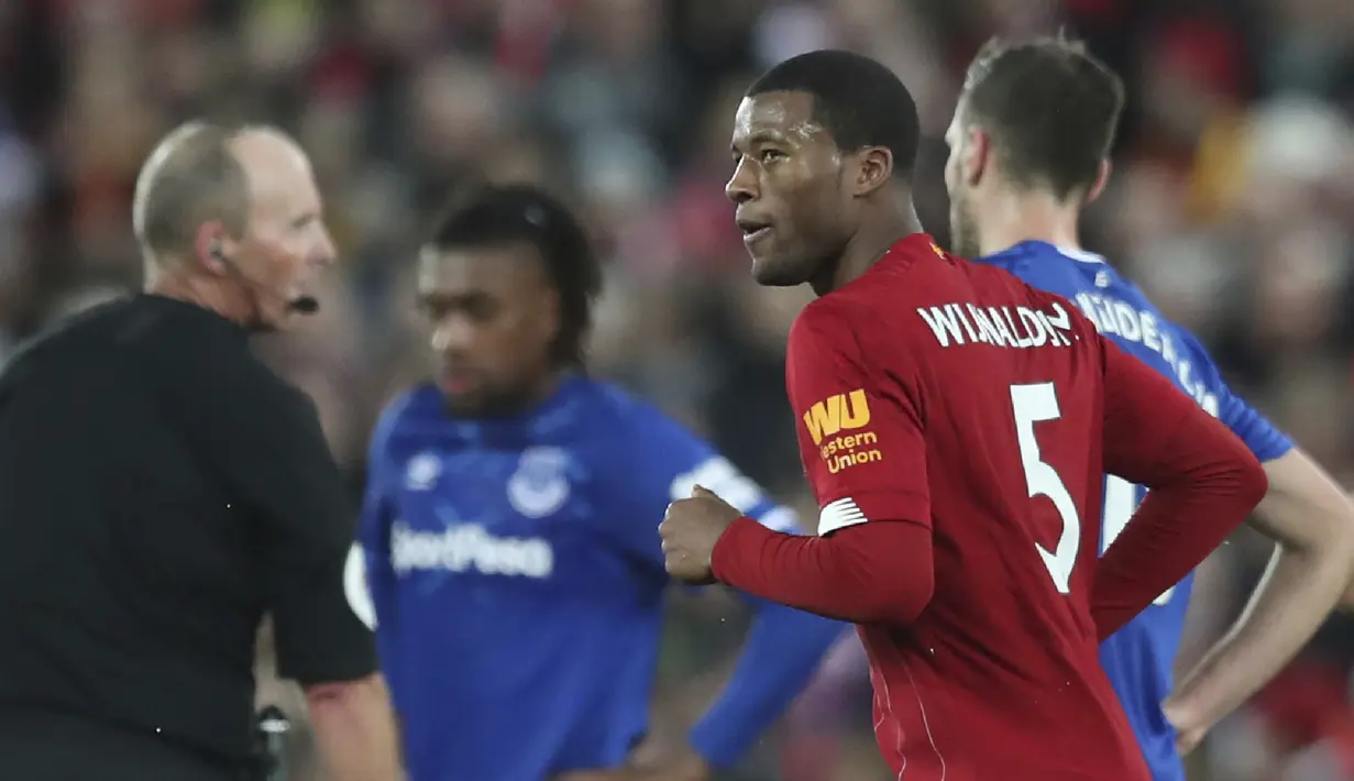 Gelandang Liverpool, Georginio Wijnaldum berselebrasi usai mencetak gol ke gawang Everton pada pertandingan lanjutan Liga Inggris di Stadion Anfield, Rabu (4/12/2019). Liverpool menang telak 5-2 atas Everton. (AP Photo/Jon Super)