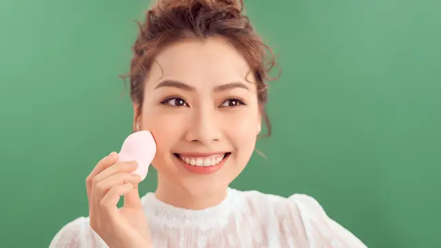 Anti Menor, Begini Tips Penggunaan Foundation biar Hasilnya No Makeup Look