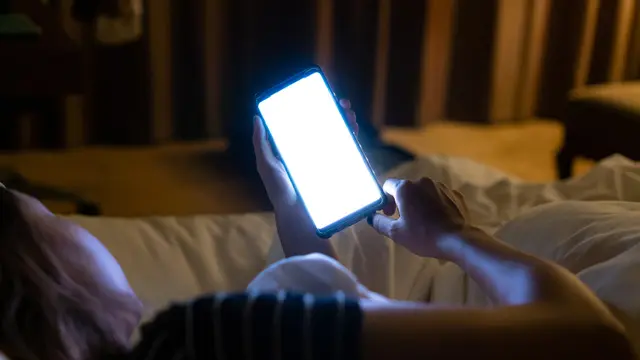 bermain hp dalam gelap