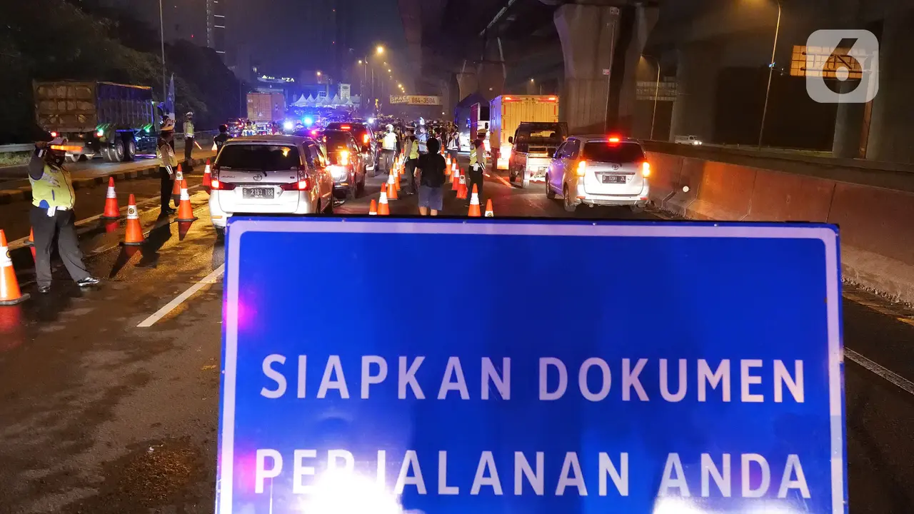Pemeriksaan Larangan Mudik di Pintu Tol Cikarang Barat