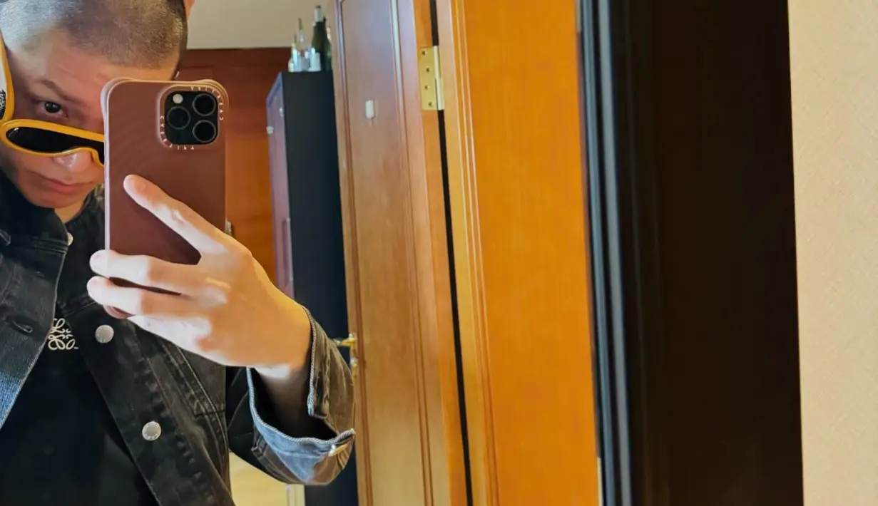Taeyong membagikan mirror selfie dengan gaya kepala plontosnya. Tentu ini merupakan penampilannya yang sangat baru. (Foto: Instagram/ taeoxo_nct)