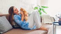 Ilustrasi menyayangi kucing. (Credit: Shutterstock)