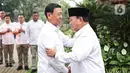 Ketua Dewan Pertimbangan Presiden (Wantimpres), Jenderal TNI (Purn) Wiranto disambut oleh Ketua Umum DPP Partai Gerindra, Prabowo Subianto, di Hambalang, Bogor, Jawa Barat, Senin (1/5/2023). (Liputan6.com/Faizal Fanani)