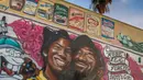 Mural karya seniman Muck Rock dan Mr79lts memperlihatkan Kobe Bryant dan putrinya, Gianna Bryant di Los Angeles, Senin (27/1/2020). Pemain basket legendaris NBA Kobe Bryant bersama putrinya, Gianna yang berusia 13 tahun meninggal dunia dalam kecelakaan helikopter pada Senin (27/1). (Apu GOMES/AFP)