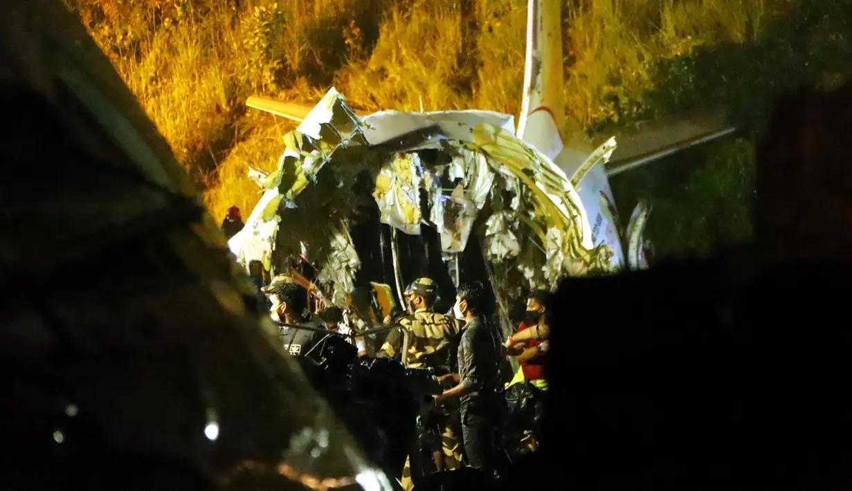 Tim penyelamat bekerja di lokasi kecelakaan pesawat di Bandara Kozhikode di Negara Bagian Kerala, India selatan (7/8/2020). Korban tewas dalam kecelakaan pesawat pada Jumat (7/8) malam sedikitnya 17 orang, sementara lainnya terluka, seperti dikonfirmasi petugas kepolisian setempat. (Xinhua)