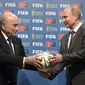 Presiden FIFA Sepp Blatter menyerahan Bola kepada Presiden Rusia Vladimir Putin di acara pemilihan tuan rumah Piala Dunia 2018 (REUTERS/Alexey Nikolsky/RIA Novosti/Kremlin)