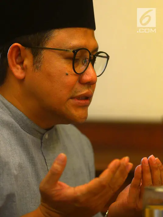 Ketua Umum PKB Muhaimin Iskandar berdoa saat menggelar pertemuan dengan bakal calon wakil presiden Ma'ruf Amin di Kantor PBNU, Jakarta, Selasa (14/8). Sejumlah pengurus PBNU mendoakan Ma'aruf Amin melaksanakan ibadah haji. (Merdeka.com/Imam Buhori)