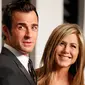 Jennifer Aniston dan Justin Theroux saat menghadiri Vanity Fair Oscars Party di California pada 22 Februari 2015. Pasangan yang bertunangan sejak 2012 lalu itu dikabarkan telah resmi menikah pada Rabu (5/8) secara diam-diam. (REUTERS/Danny Moloshok/Files)