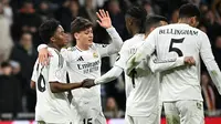Penyerang Brasil Real Madrid, Endrick (kiri), merayakan gol kelima timnya bersama rekan-rekannya selama pertandingan leg pertama babak 16 besar Copa del Rey (Piala Raja Spanyol) antara Real Madrid CF dan RC Celta de Vigo di stadion Santiago Bernabeu, Madrid pada Jumat (17/1/2025). (JAVIER SORIANO / AFP