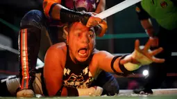 Ekspresi kesakitan seorang pegulat saat wajahnya diserang dengan lampu tabung saat pertandingan gulat ekstrim di Arena Neza di pinggiran Mexico City, Meksiko (28/10). Dalam pertandingan ini pegulat juga boleh menggunakan senjata. (Reuters/ Carlos Jasso)