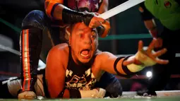 Ekspresi kesakitan seorang pegulat saat wajahnya diserang dengan lampu tabung saat pertandingan gulat ekstrim di Arena Neza di pinggiran Mexico City, Meksiko (28/10). Dalam pertandingan ini pegulat juga boleh menggunakan senjata. (Reuters/ Carlos Jasso)