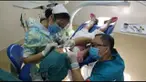 Para netizen di Cina dihebohkan dengan beredarnya foto seorang dokter gigi yang tengah sibuk  melakukan operasi terhadap gadis berusia 9 tahun bersama sang perawat.